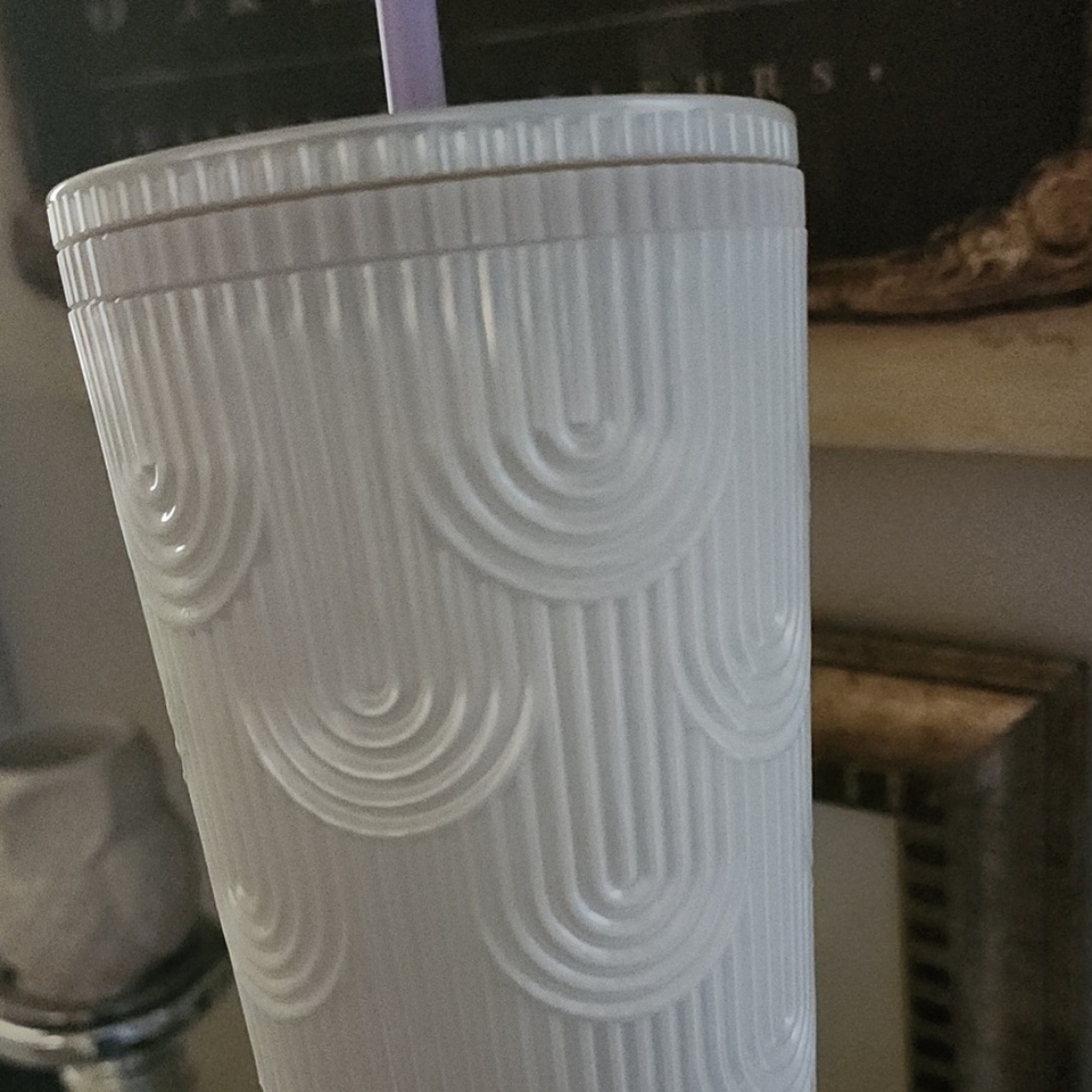 Starbucks 2023 Pearl White Mermaid Cold Cup Tumbler 24oz Siren Shell W/Straw NEW